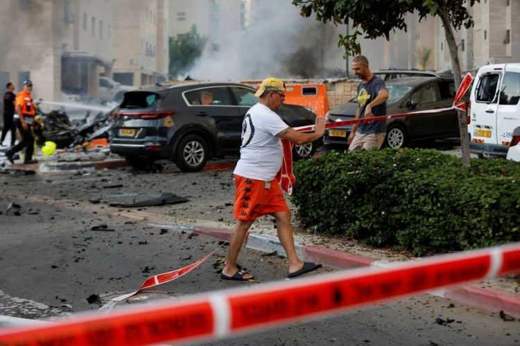 <p>5 İSRAİLLİ ÖLDÜ, 100'DEN FAZLA KİŞİ YARALANDI</p><p><br />İsrail acil yardım servisi Kızıl Davut Yıldızı, sabah saatlerinde abluka altındaki Gazze Şeridi’nden İsrail’e yönelik başlatılan saldırılarda 5 İsraillinin hayatını kaybettiğini, 100'den fazla kişinin yaralandığını açıkladı.</p>