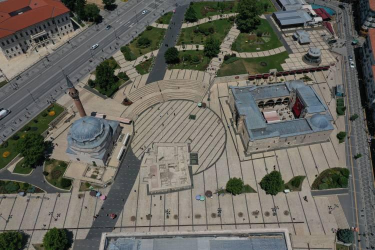 <p>Şehirdeki en önemli Selçuklu eserleri arasında yer alan Çifte Minareli Medrese de dikkati çeken eserler arasında yer alıyor. Taç kapının hemen üzerinde üç yönden akan yazıttan, medresenin, İlhanlı Veziri Sahip Şemseddin Mehmet Cüveyni tarafından 1271/1272 yılında yaptırıldığı anlaşılıyor.</p>

<p> </p>
