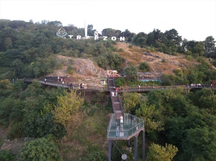 <p>Trabzon’un simgelerinden Sümela Manastırı ise 2023’ün 9 ayında bir önceki yılın aynı dönemine göre yüzde 39 artış oranı ile toplam 402 bin 718 yerli ve yabancı ziyaretçiyi ağırladı. </p>
