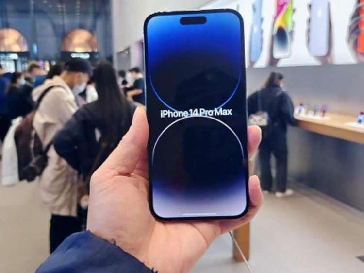 <p>Sahte ile gerçeği takas etme planını yürütenler sadece Liaolar değil; Oregon'da bir üniversite öğrencisi 2019 yılında Apple Store'ları dolandırmaktan hüküm giydi.</p>
