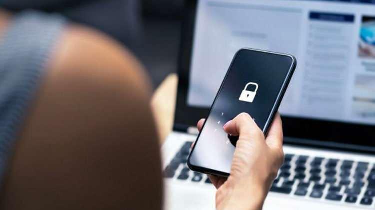 <p> Birden fazla işlem yaparak yaklaşık bir milyon lirasını dolandırıcılara kaptıran Naciye D., telefonu kapattıktan kısa bir süre sonra dolandırıldığını anladı.</p>