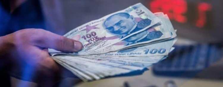 <p>Yılbaşında emekli zammı ve memur maaş zammı dışında sosyal yardımlarla birlikte ve işçilerin tazminatları da artacak. Artış oranını ise memur zammı maaş katsayısındaki artış belirleyecek. Ekonomistlerin beklentisine göre yapılan hesaplamalar emekli maaşı zammı ve memur maaş zam kat sayısının yüzde 50'yi aşacağını gösterdi. Başkan Recep Tayyip Erdoğan'dan emekli maaşı, memur maaş zammı ve asgari ücret ile ilgili açıklama geldi. Erdoğan, "Kimse enflasyona ezdirilmeyecek" dedi.</p>