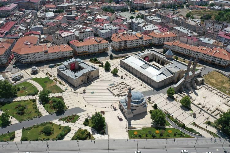 <p>Selçuklu ve Osmanlı dönemine ait çok sayıda tarihi eseri bünyesinde barındıran ve adeta açık hava müzesini andıran Sivas'ın tarihi kent meydanı, FPV dron ile görüntülendi.</p>
