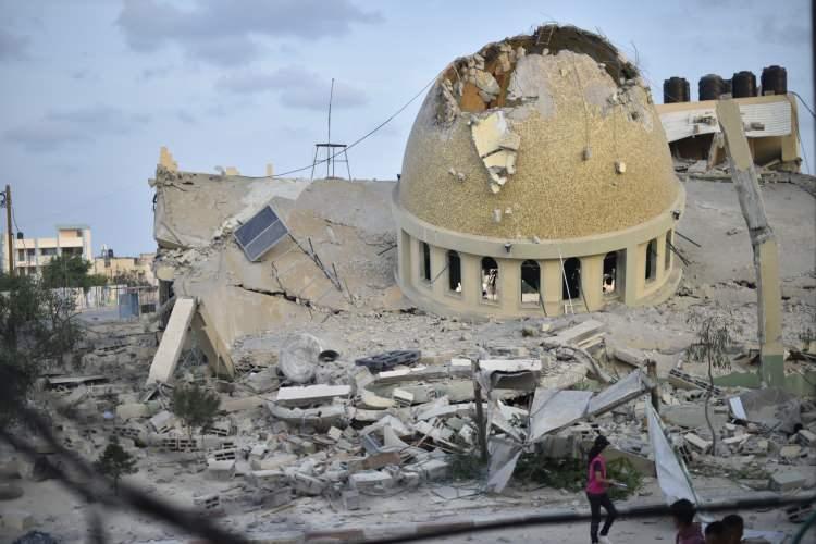 <p>İsrail'in Gazze Şeridi'ne yönelik hava saldırıları sürüyor. İsrail, Gazze'nin Han Yunus kentine düzenlendiği saldırıda El-Emin Muhammed Camisi yıkıldı.</p>

