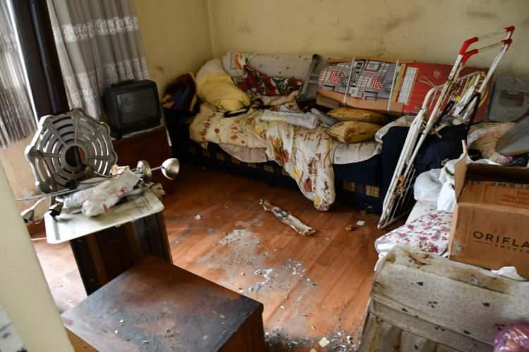 <p>Eve giden polis, zabıta ve belediye temizlik ekipleri, evin çöplerle dolu olduğunu gördü.</p>

