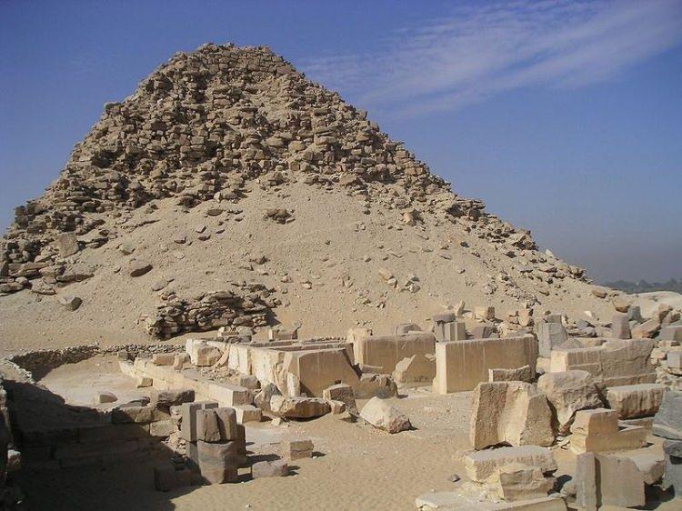 <p>Piramit Beşinci Hanedanlığın Mısır firavunu Sahura'yı onurlandırmak için 4.400 yıl önce inşa edilmiştir. Şimdi ise bilim insanları Sahura Piramidi'nin içinde antik sırlarını açığa çıkarabilecek gizli odalar keşfettiler.</p>
