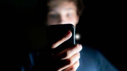 <p>Buna karşılık, bir web sitesinde gezinmek veya bir oyuna katılmak gibi eylemler bağımlılar için daha az önemliydi.</p>
