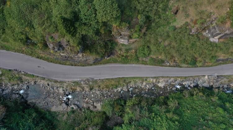 <p>Karslı, önce evinin yakınındaki kaynak suyu boruya aktardığını, döküldüğü yere de çekiç ve murç yardımıyla oyduğu, yörede "taş kepçe" olarak da adlandırılan suyun biriktiği kurnayı yerleştirdiğini ifade etti.</p>
<p> </p>