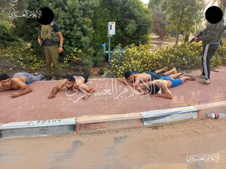 <p>İşte sosyal medyada İsrail askerinin esir alındığına ilişkin karelerin de yer aldığı çarpıcı kareler....</p>