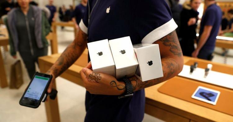 <p>Zhimin ve Zhiting Liao, Çin'den iPhone ve iPad ithal etmek ve sahte ürünleri Amerika Birleşik Devletleri ve Kanada'daki Apple mağazalarında takas etmekten Pazartesi günü 41'er ay hapis cezasına çarptırıldı.</p>
