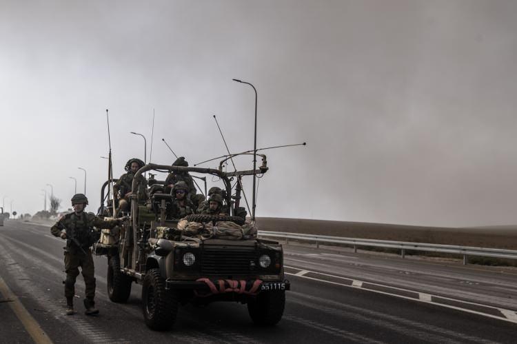 <p>AA ekibi, İzzeddin Kassam Tugayları'na bağlı unsurların dünkü sızma operasyonunun ardından İsrail ordusuyla yoğun çatışmalara sahne olan Sderot'a ve savaşın şiddetli yansımalarının görüldüğü bölgelere girdi.</p>
