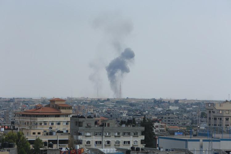 <p>İşgalci İsrail güçleri, İsrail - Gazze sınırı yakınındaki Sderot kentinde yoğun güvenlik önlemleri aldı. Çatışmalar, belli aralıklarla devam etti.</p>

<p> </p>
