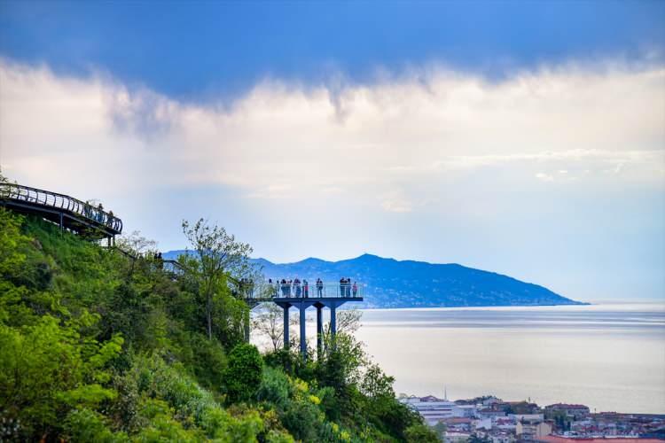<p>Trabzon’a yılın 9 ayında 62 ülkeden 3 bin 514 sefer düzenlendi. Şehre yapılan uçuş sefer sayısında da bir önceki yılın aynı dönemine oranla yüzde 27 artış yaşandı.</p>