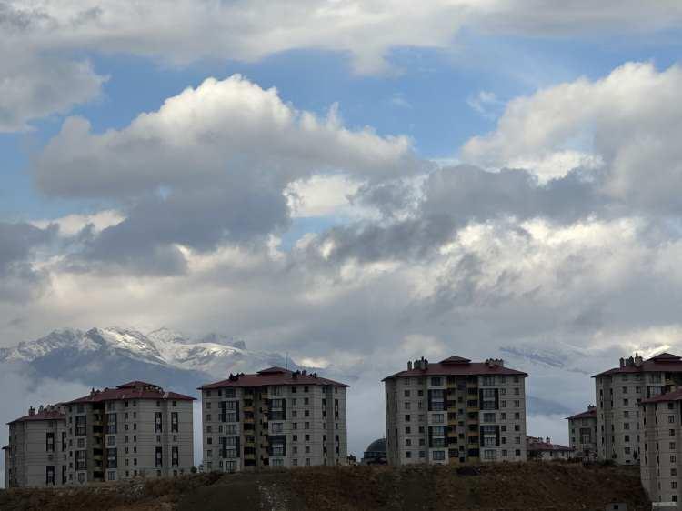 <p>Hava sıcaklığının hissedebilir derece düştüğü ilçede 3 gün önce başlayan kuvvetli yağışlar, yüksek rakamlarda ise yerini kar yağışına bırakmıştı.</p>