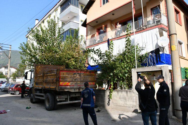 <p>Karabük'te de 2 kamyon çöp çıkarılan ev, belediye ekiplerince temizlendi.</p>
