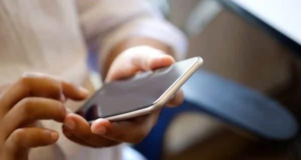 <p>Dr. Brigitte Stangl, <strong>"Çalışmamız, internet bağımlılığının çeşitli aşamalarındaki bireyler için özel müdahalelere ve desteğe duyulan ihtiyacın altını çizmektedir.</strong></p>