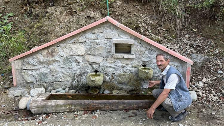 <p>"İmalatı, montajı kendisine ait, yapıyor ve insanların hizmetine sunuyor. Çok memnunuz ustamızdan bizler de ona destek olmak için elimizden gelen maddi, manevi yardımı yapıyoruz. Ustamız bu işi bedelsiz yapıyor ama görüp 'Bizim de hayra bir katkımız olsun' diyenleri de geri çevirmiyor. 'Borusunu, çimentosunu alayım' diyenler oluyor, benim iş yerimden de kum, çimento alıyor. 'Ne kadar istersen al' diyorum hiç sıkıntı yok, bu şekilde yardımcı oluyoruz."</p>
<p> </p>