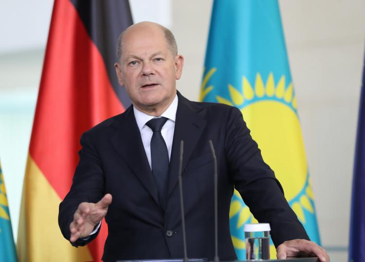 <p>Almanya Başbakanı Olaf Scholz'un daveti üzerine 29 Eylül'de Kazakistan Cumhurbaşkanı Cömert Kasım Tokayev, Tacikistan Cumhurbaşkanı İmamali Rahman, Özbekistan Cumhurbaşkanı Şevket Mirziyoyev ve Türkmenistan Halk Meclisi Başkanı Gurbanguli Berdimuhamedov‘un katıldığı Berlin’deki zirvede, "enerji güvenliğini güçlendirme ve alternatif enerji tedarik yolları yaratma hedeflerine" vurgu yapıldı.</p>
