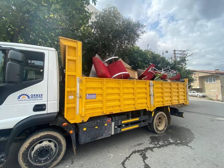 <p>Temizlik çalışması başlatan ekipler, evden bir kamyon dolusu çöp çıkardı. Ev, çöpten arındırıldıktan sonra Veteriner İşleri Müdürlüğü ekiplerince ilaçlandı.</p>

