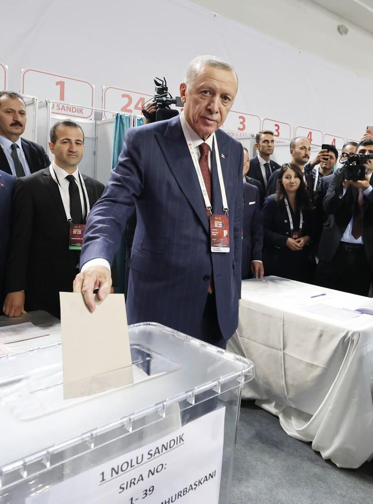 <p>Cumhurbaşkanı ve AK Parti Genel Başkanı Recep Tayyip Erdoğan, Ankara Spor Salonu'nda gerçekleştirilen AK Parti 4. Olağanüstü Büyük Kongresi'ne katılarak oy kullandı.</p>