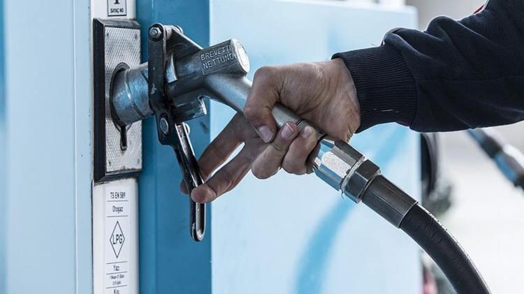 <p>Brent petrol fiyatları ve dövizdeki değişikliklerle birlikte vatandaşlar benzin ve motorin fiyatlarını takibe devam ediyor.</p>

<p> </p>
