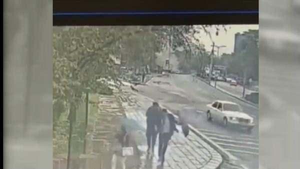 <p>Kayseri'nin Develi İlçesinde karayolunda seyrederken durdurdukları veteriner teknikeri Mikail Bozlağan'ı şehit ettikten sonra aracını gasp eden iki terörist, Pazar sabahı 9:30 sıralarında İçişleri Bakanlığı'nın Emniyet Genel Müdürlüğü tarafındaki nizamiye girişi önüne geldi.</p>
<p> </p>
<p><strong>Araçtan inen teröristlerden biri uzun namlulu silahla ateş açarak nizamiyeye doğru ilerleyip üzerindeki bombaları infilak ettirirken, diğer teröristte bakanlık içine girmeye çalışırken nöbetçi polis memurları tarafından etkisiz hale getirildi.</strong></p>
<p> </p>