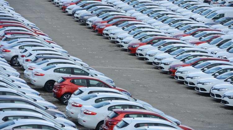 <p>2023 yılında üretimin bir önceki yıla göre oldukça artması, kayıt dışı ticaret maksatlı otomobil alan kişilerin sektörden el çektirilmesi ve reel kullanıcıda talebin düşmesi gibi birkaç faktörün bir araya gelmesi ile otomobile erişim oldukça kolaylaştı. Pek çok marka ve modelde hazırda araç bulunabiliyor.</p>