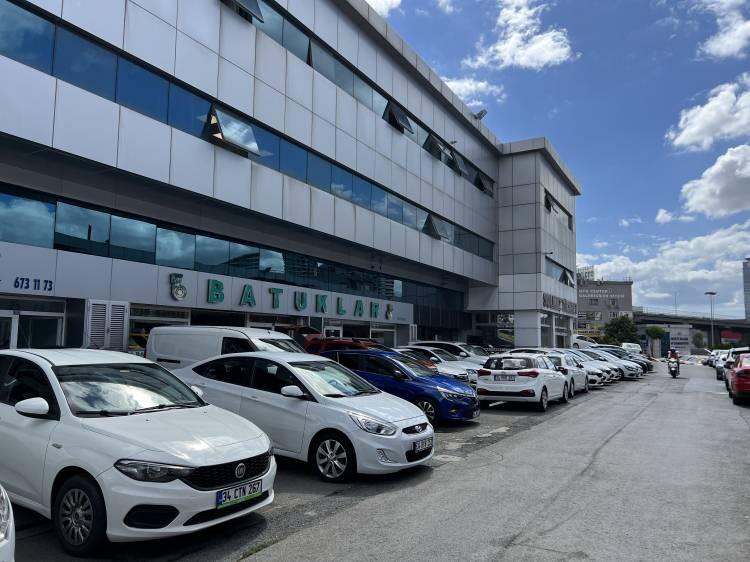 <p>Şimdiye kadar fiyatlarda yüzde 3 ila yüzde 5, marka ve modeline göre ise yüzde 10’u bulabilen fiyat düşüşleri söz konusuydu. Sıfır otomobile arttırılarak yapılan yeni indirimler ikinci el otomobile de aynı paralelde yansıyacaktır.</p>