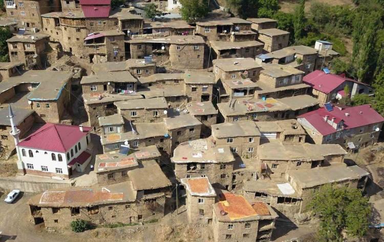 <p><span style="color:#B22222"><strong>Bitlis'in Hizan ilçesinin taş evlerden oluşan köyleri, sonbahar tonlarıyla ziyaretçilerine eşsiz görüntüler sergiliyor. Çoğu, derin vadiler arasındaki yamaçlara kurulu çok katlı tarihi taş evlerden oluşan köyler, fotoğraf sanatçıları ve gezginler tarafından büyük ilgi görüyor.</strong></span></p>
