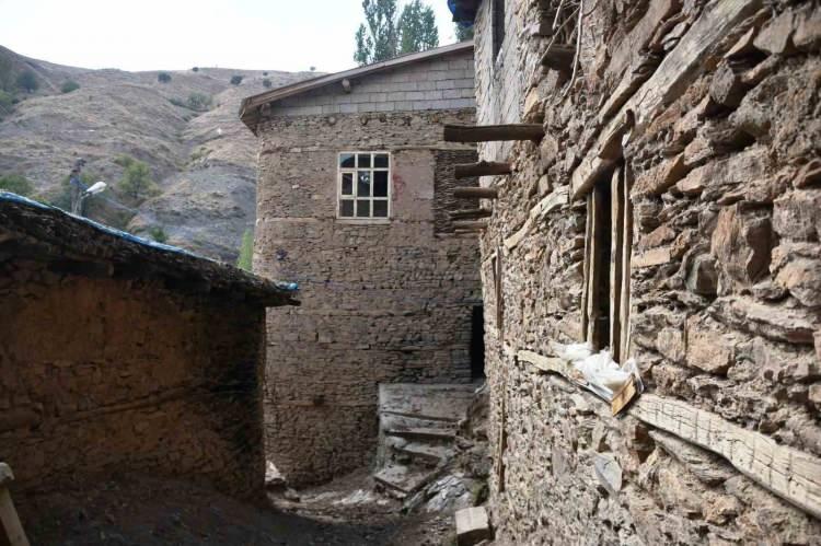 <p>Bitlis’in Hizan ilçesindeki taş ve tahtalardan yapılan 2 ve 3 katlı evlerin 300 yıllık tarihi herkesi kendine hayran bırakıyor.</p>

<p> </p>
