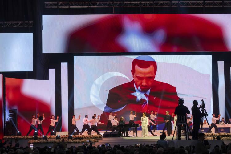 <p>Erdoğan'ın, salona gelişi esnasında "Beraber yürüdük biz bu yollarda" şarkısı seslendirildi.</p>