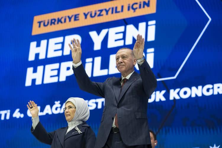 <p>Daha sonra sahneden partilileri ve delegeleri selamlayan Erdoğan çifti, kendileri için ayrılan bölüme geçti.</p>
<p> </p>
