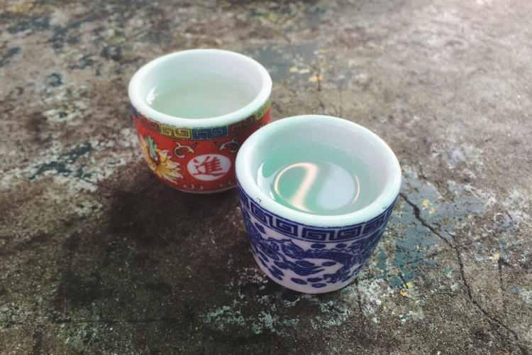 <p>Çinliler yanlarında sürekli bardak tipi termoslarda sıcak su, çay taşırlar. Kışın soğuk günlerde, hatta bunaltıcı yaz sıcaklarında bile hep sıcak su içerler. </p>
