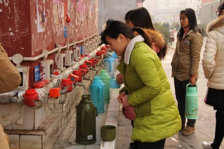 <p>Çinliler yanlarında sürekli bardak tipi termoslarda sıcak su, çay taşırlar. Kışın soğuk günlerde, hatta bunaltıcı yaz sıcaklarında bile hep sıcak su içerler. Çin restoranlarına gittiğinizde de masanıza ilk gelen bu hafif çayımsı sıcak su’dur. </p>
