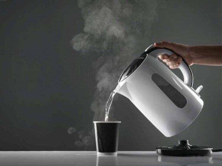 <p> </p>

<p> </p>

<p><strong>Sıcak su içerek balgam çözülür ve vücuttan daha kolay bir şekilde atılır. Bu da boğazı rahatlatır ve burun tıkanıklıklarını giderir. Böylece soğuk algınlıkları daha çabuk iyileşir.<br />
Sıcak sunun karı kasları üzerinde yatıştırıcı ve dindirici etkisinin olması başta regl sancıları olmak üzere çeşitli kasılma ve spazmların azalmasını sağlar.</strong></p>

<p> </p>

<p> </p>
