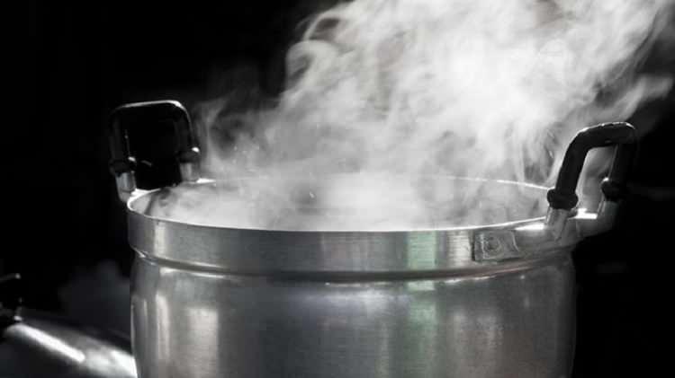 <p><strong>Yemeklerden sonra ve yemek sırasında sıcak su içmek, bağırsak kanserinin önüne geçebilir. Bununla beraber bağırsakların düzgün çalışmasına yardımcı olarak hazımsızlık sorununu ortadan kaldırabilir.</strong></p>
