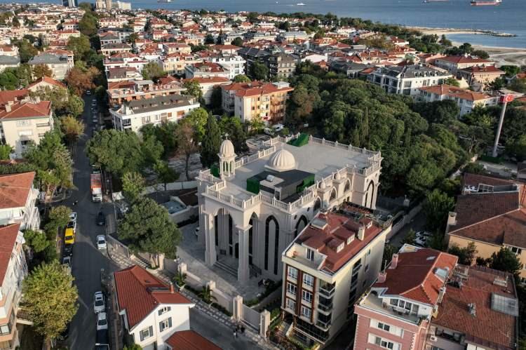 <p>Yeşilköy'de Latin Katolik Mezarlığı'nın bulunduğu alanda inşa edilen kilisenin açılışına ilişkin açıklamalarda bulunan İstanbul Süryani Kadim Vakfı Başkanı Sait Susin, çok heyecanlı olduklarını söyledi.</p>
