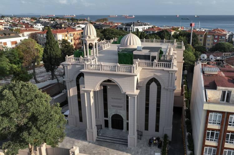 <p>Yeşilköy'de Latin Katolik Mezarlığı'nın bulunduğu alanın boş bölümüne 5 katlı olarak projelendirilen kilisenin bir katı, ayin bittikten sonra cemaatin toplanacağı, vaftiz, taziye ve düğün gibi törenler ile toplantı ve konferansların yapılacağı kültür salonuna ayrıldı.</p>
<p> </p>