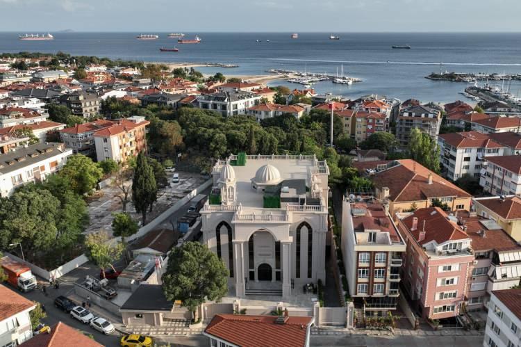 <p>Giriş katında ayinlerin yapılacağı bölümün bulunduğu kilisede, metropolitlik yaşam alanı, misafir odaları ve otopark yer alıyor.</p>
<p> </p>
