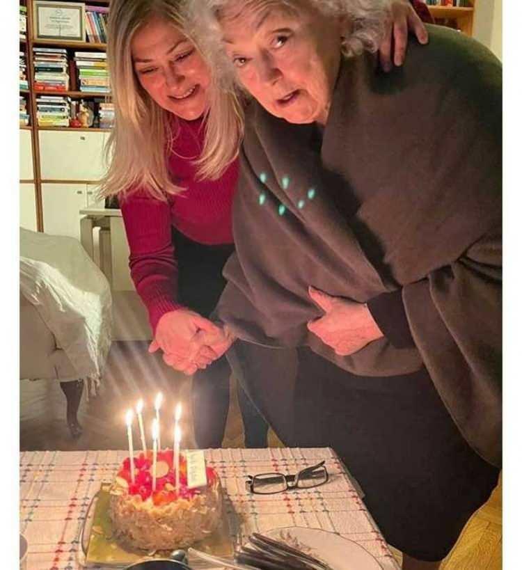 <p><span style="color:#B22222"><strong>HERKESİN HAYATI BİR ROMAN TADINDADIR</strong></span></p>

<p><span style="color:#000000"><strong>Son d&ouml;nemde psikiyatristlerin kitap yazması hatta o kitapların dizi olması moda oldu. Hastaların hayatlarının dizilere konu olması etik mi sizce?</strong></span></p>
