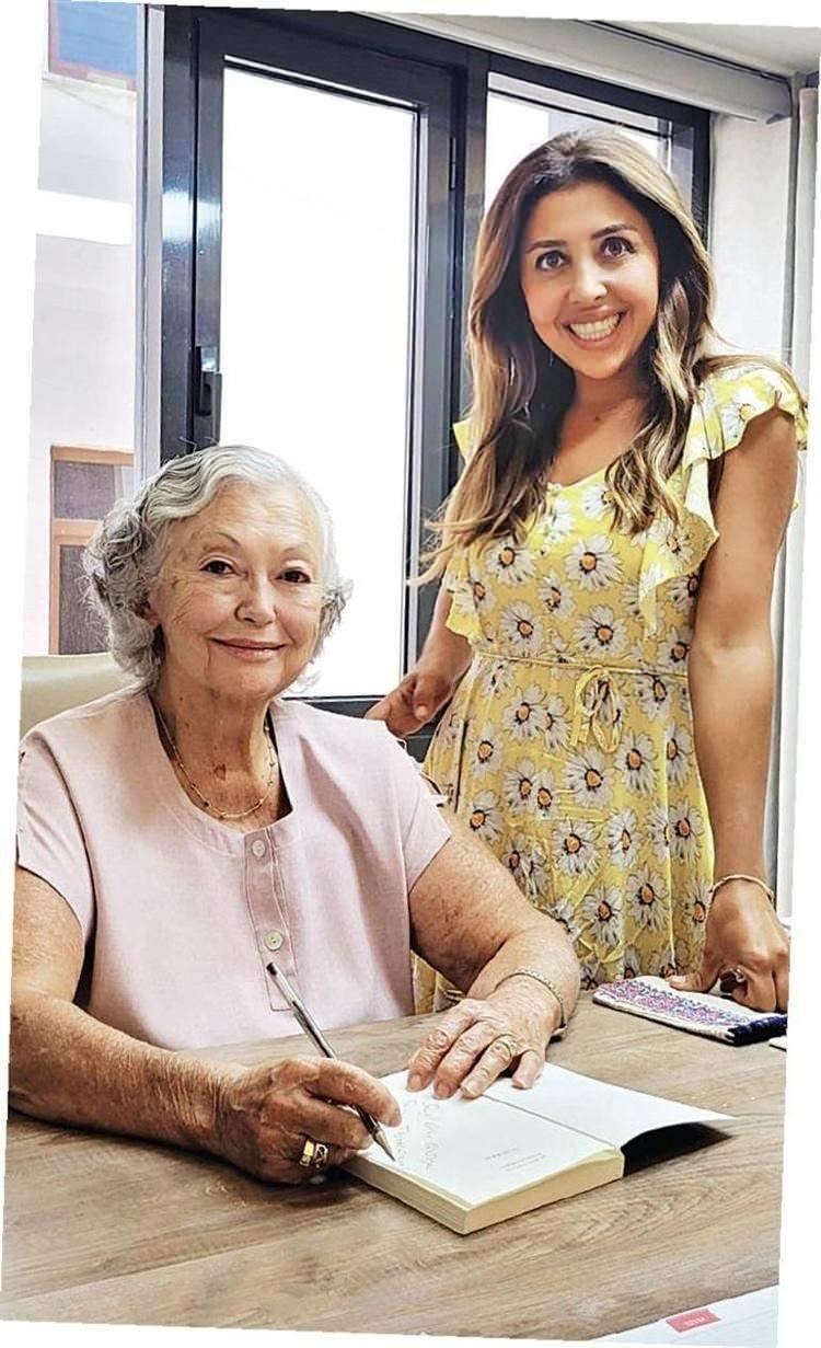 <p><span style="color:#000000"><strong>Hastaları ifşa etmediğiniz s&uuml;rece elbette etik. Adları, yaşları, meslekleri verilmiyorsa; kitabı okuyan kişi bile orada anlatılan kişinin kendisi olduğunu anlamakta zorlanıyorsa neden yazılmasın! Ben de kitapta &ouml;yle yaptım.</strong></span></p>

<p>&nbsp;</p>
