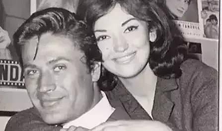 <p><span style="color:#000000"><strong>1960&rsquo;taki ihtilalden hemen sonra &uuml;niversitenin bah&ccedil;esinde yapılan g&ouml;steriler esnasında biri bana bakıp duruyor. Yakışıklı bir gen&ccedil;, dikkatimi &ccedil;ekti. &Uuml;&ccedil; sınıf b&uuml;y&uuml;ğ&uuml;m olan rahmetliyle o g&uuml;n tanıştık ve yakınlaştık. Aşık olduk birbirimize. 1961&rsquo;de nişanlandık. 1962&rsquo;de de evlendik. O, okulu bitirdi ve memleketi Eskişehir&rsquo;e gitti. Arada ben Eskişehir&rsquo;e, o İstanbul&rsquo;a gidip geliyoruz&hellip; Bir s&uuml;re bu şekilde idare ettik. Sonra ona artistlik teklifi geldi. &Ccedil;ok yakışıklı bir adamdı zaten. &Ccedil;ok seviyorduk birbirimizi, evliliğimiz 10 yıla yakın s&uuml;rd&uuml; ama sonra y&uuml;r&uuml;medi.</strong></span></p>
