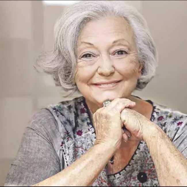 <p><span style="color:#000000"><strong>İLİŞKİMİZ AYRILA BARIŞA YILAN HİKAYESİNE D&Ouml;NM&Uuml;ŞT&Uuml;...</strong></span></p>

<p><span style="color:#B22222"><em><strong>Neden olmadı, değişen neydi?</strong></em></span></p>

<p><strong>Film artistliği başladıktan sonra aramızdaki makas yavaş yavaş a&ccedil;ıldı. D&uuml;nya g&ouml;r&uuml;ş&uuml;m&uuml;z &ccedil;ok farklılaştı. Sonra anlatamayacağım ve hatırlamak istemediğim bir s&uuml;r&uuml; olaylar oldu. Boşanmak istedim, o istemedi. Annemlere gittim bir s&uuml;re, sonra geri d&ouml;nd&uuml;m. 67 yılında ihtisasa başlayınca doğru ile eğriyi daha net fark ettim ve makas 180 derece a&ccedil;ıldı.</strong></p>
