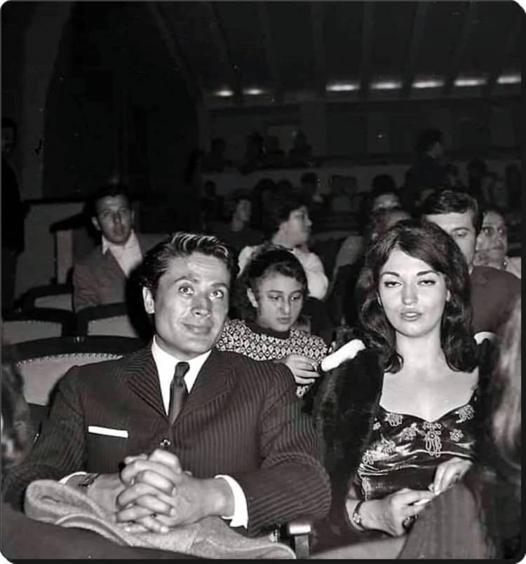 <p><span style="color:#000000"><strong>İKİ ARKADAŞIYLA BABAMIN EVİNİ BASTI</strong></span></p>

<p><span style="color:#B22222"><em><strong>O akşam tam olarak neler yaşadınız? </strong></em></span></p>

<p><span style="color:#000000"><strong>Annemlerdeyim, ertesi gün doğum günüm ve ailece bir kutlama yapacağız. Cüneyt’in de gelmesi lazım ama set işlerinden gelip gelmeyeceğini bilmiyoruz. Biraz da aramız açık. Derken gece saat üç gibi kapı kırıldı. Rahmetli, kendi gibi iki oyuncu arkadaşıyla babamın evini bastı. Üçü de zil zurna sarhoş ve makyajlı. Ne yaptıklarının farkında bile değiller. Dut gibi sarhoşlar. Annem çığlık atıyor, Cüneyt çocuğu alıp götürmeye çalışıyor. Aldı götürdü tabii, onun gücüyle bizim gücümüz bir mi? </strong></span></p>
