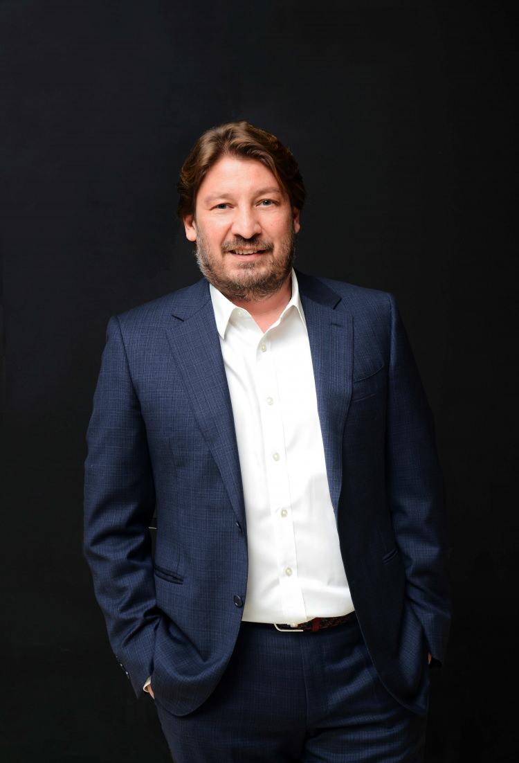 <p><span style="color:#000000"><strong>Geçtiğimiz gün konuya dair sessizliğini bozan Rıfat Dedeman, konu hakkında şu ifadeleri kullandı:</strong></span></p>
<p><span style="color:#000000"><strong>"Biz 75 yılı aşkın süredir değerlerinden ödün vermeden çalışan bir aile şirketiyiz. Merhum dedemiz Mehmet Kemal Dedeman ve merhum babamız Murat Dedeman’ın ardından ailenin üçüncü kuşak temsilcileri olarak bizler, bugün yurt içinde ve yurt dışında hizmet veren otellerimiz ve maden ocaklarımızla ülke ekonomisine katkı sunmayı sürdürüyoruz. İşimizi yaparken de geçmişimizden devraldığımız değerlerimiz, bizim en büyük yol göstericimiz oluyor. <br />
<br />
Tüm enerjimizi büyümeye odaklamışken, son dönemde dayanağı olmayan iddialarla haberlere de yansıyan, hukuki süreci halen devam eden konularla kamuoyunun gündeminde olmaktan büyük üzüntü duyuyoruz.</strong></span></p>