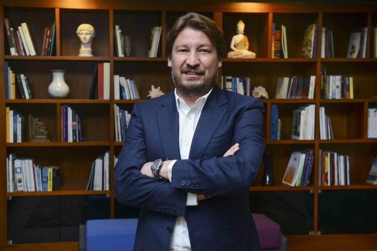 <p><span style="color:#000000"><strong>Rahmetli babamız Murat Dedeman’ın terekesinin taksim edilmesi için tüm mirasçılar olarak 3 yıldır görüşmelerimiz devam ediyor. Bu süreçte üzücü bir durum olarak ailemize ve şahsıma açılan davalara karşı, haklarımızı korumak adına karşı davalar açmak durumunda da kaldık. Davaların bir kısmı halen devam etmekte, çoğunu da kazanmış durumdayız. Yasanın ortaya koyduğu kararların ardından istenileni alamayan kişiler, maalesef itibarsızlaştırma çabası içine girmiş, bu şekilde bir baskı oluşturmaya çalışmışlardır. Dava süreçleri devam ettiği için ve karşı tarafı da rencide etmemek adına daha fazla detay vermeyi de doğru bulmuyorum. Hukuka olan inancımızla, tüm bu asılsız iddia ve haberlere itibar edilmemesini rica ederim.</strong></span></p>