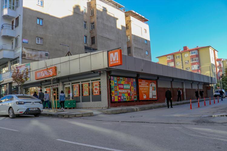 <p>Terör örgütü yandaşlarının birçok yere molotof atarak zarar verdiğini anlatan Aksu, "Hatta Ziya Gökalp Müzesi yandı. Bunları tasvip etmiyoruz. Bunları yapanlar bu memleketi seven değil, zarar verenlerdir." dedi.</p>