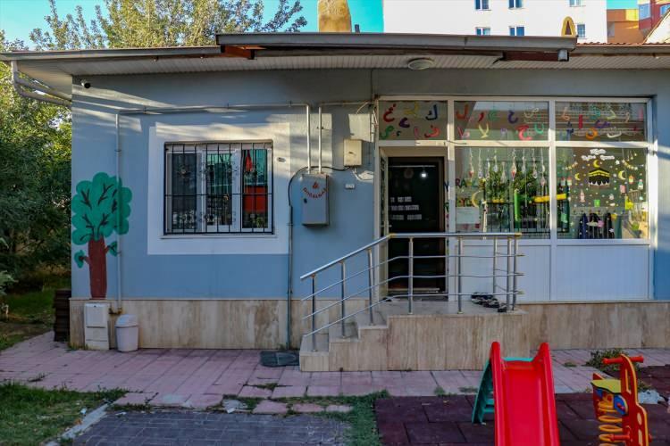 <p>Kentin o günleri geride bıraktığını, Sur sokaklarından artık müzik sesinin yükseldiğini dile getiren Aksu, insanların bu tür olayları bir daha yaşamak istemediğini kaydetti.</p>