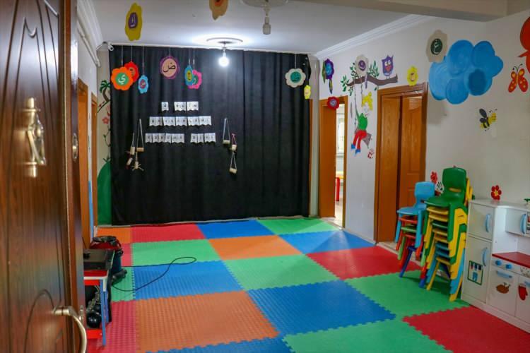 <p>Diyarbakır'ın, medeniyetlerin başkenti olduğunu vurgulayan Aksu, şöyle devam etti:</p>
<p> </p>
<p>"O günden bugüne Sur'da çok önemli çalışmalar yapıldı. Diyarbakır bir kültür şehri, buradaki kültür varlıkları, tescilli yapılar dünyanın hiçbir yerinde yok. Kiliselerimiz, camilerimiz ve medreselerimizle eşi benzeri olmayan bir şehir. O günler geride kaldı, inşallah insanlarımız da bir daha bunlara fırsat vermeyecek. İnsanlardan, evlerden ve okullardan ne istiyorsunuz? Ülkemiz ve memleketimiz için bu tür olaylara mahal vermemek adına hepimizin birlikte hareket etmesi lazım. İnsanlarımız kendi memleketine sahip çıkacak."</p>
