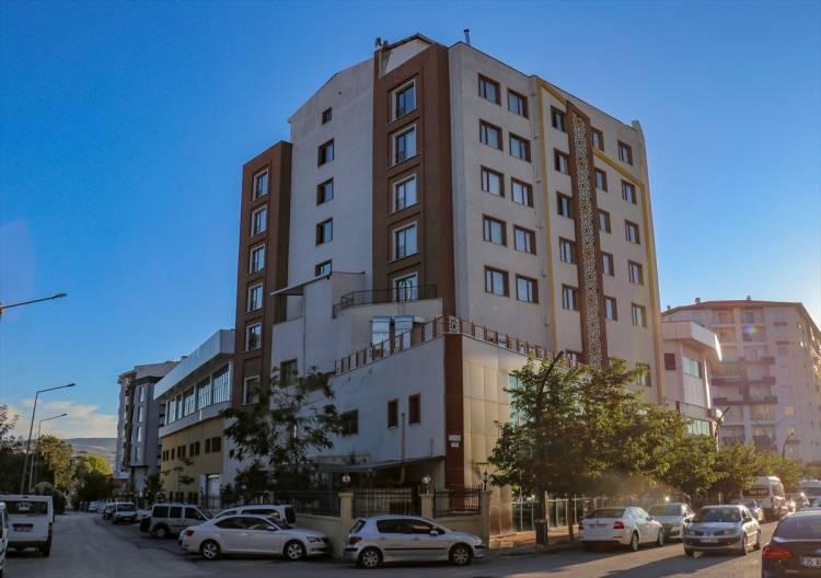<p>Siirt'te de 6-7 Ekim'deki saldırılarda ilk ve orta dereceli 12 okul, kütüphane, halk eğitimi merkezi, 4 sağlık merkezi, bir acil sağlık istasyonu ve erkek öğrenci yurdu yakılarak kullanılamaz hale getirildi.</p>